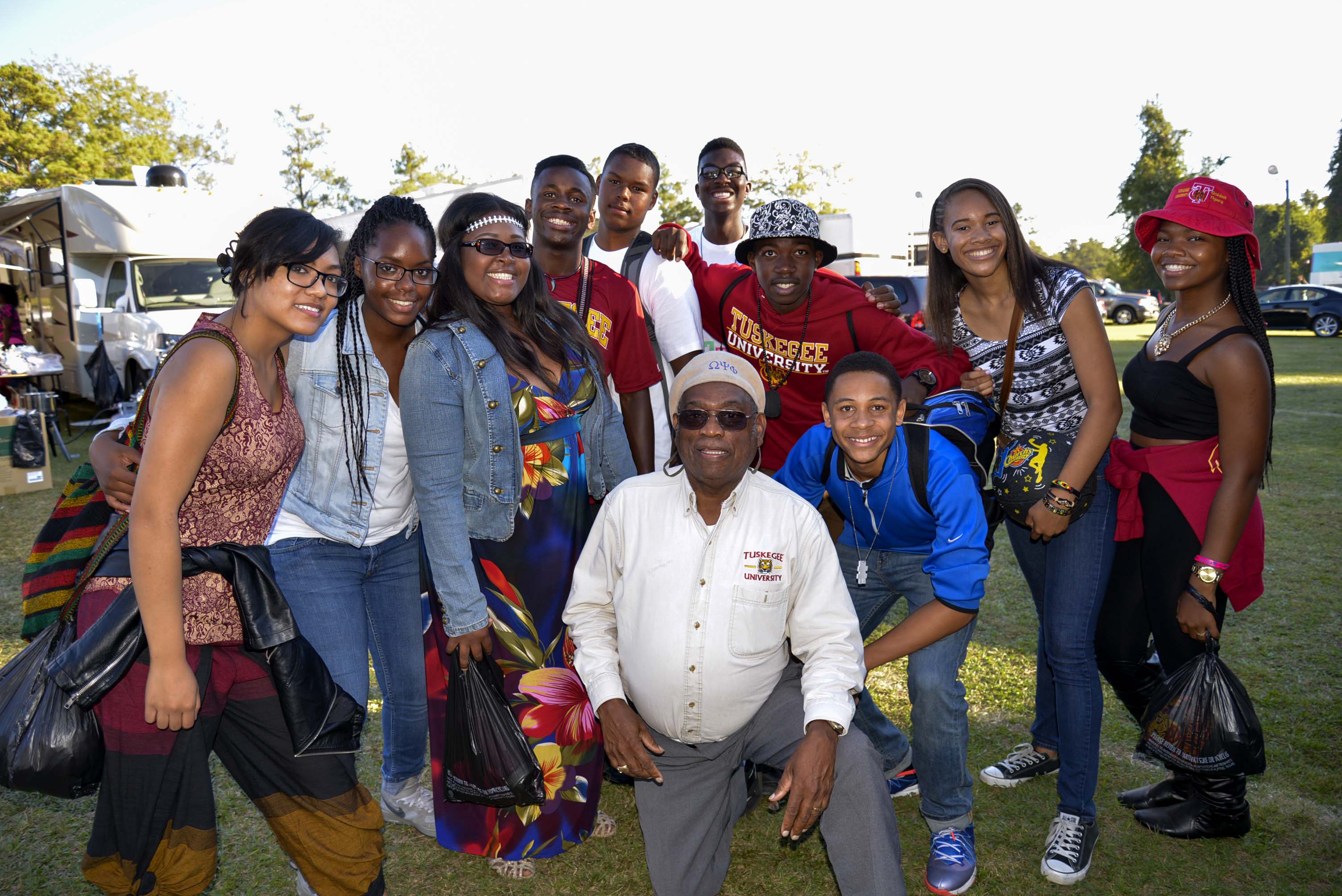Students-at-tailgate